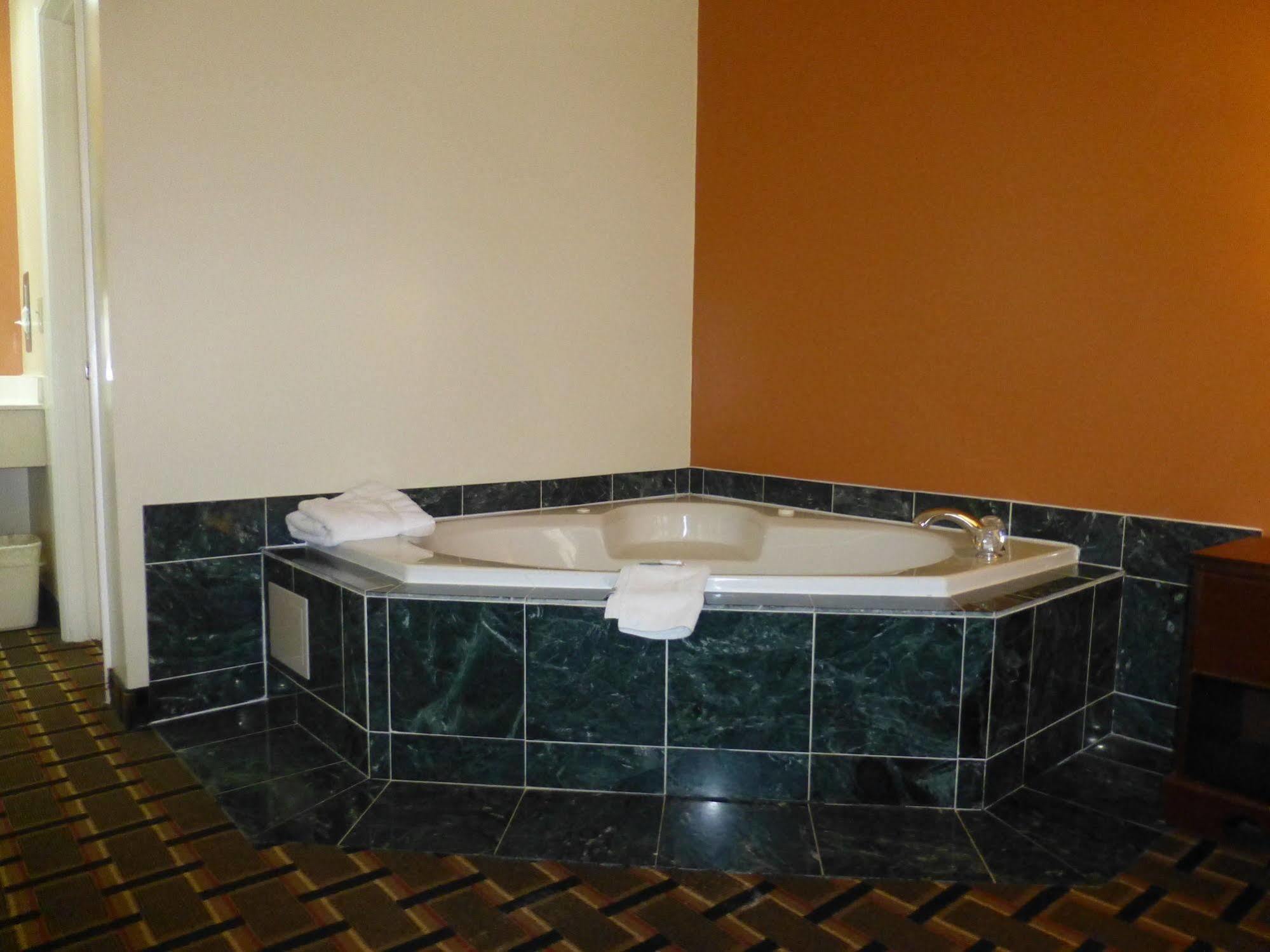 Coach Inn - Summerville Екстер'єр фото